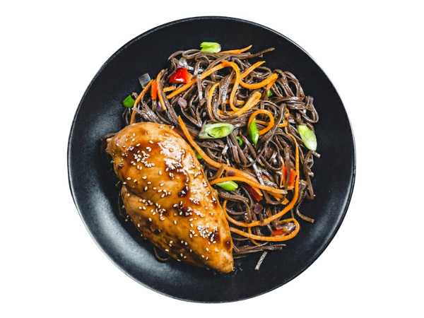 Hähnchenbrust auf Sobanudeln mit Gemüse in Sesamsauce