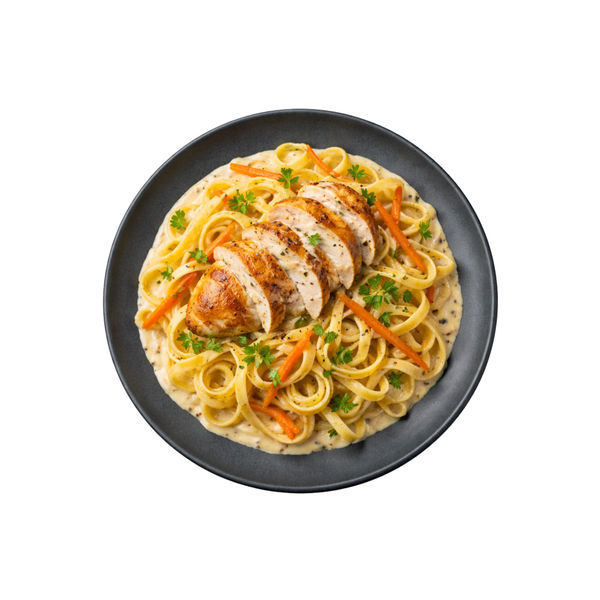 Bandnudeln in Pfefferrahmsauce mit Hähnchenbrust und Karotten