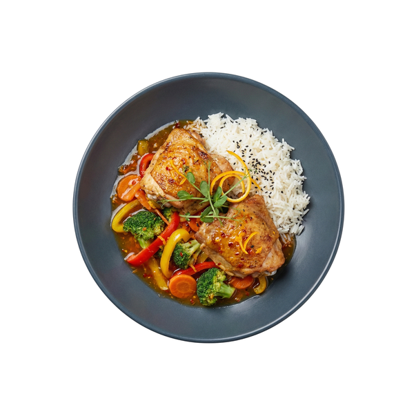 Gebackenes Hähnchen auf Gemüse in Orangen-Chili-Sauce mit Basmatireis