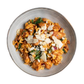 Hähnchenbrust auf Orzo mit Gemüse und Pesto