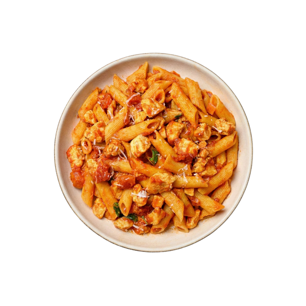 Hähnchenbrust mit Penne Arabiata und Parmesan