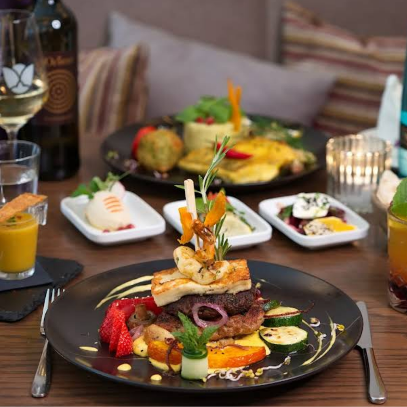 Hamburger Restaurant-K&uuml;che mit K&ouml;chen bei der Catering-Vorbereitung
