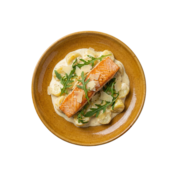 Lachsfilet auf Sahnekartoffeln mit Rukola und Parmesan