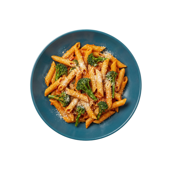 Penne in Tomaten-Chili-Creme mit wildem Brokkoli und Parmesan